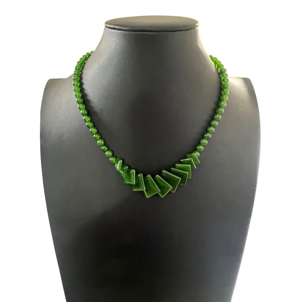 Vintage Beautiful Green Square Cut & Round Jade Stone Necklace Unsigned